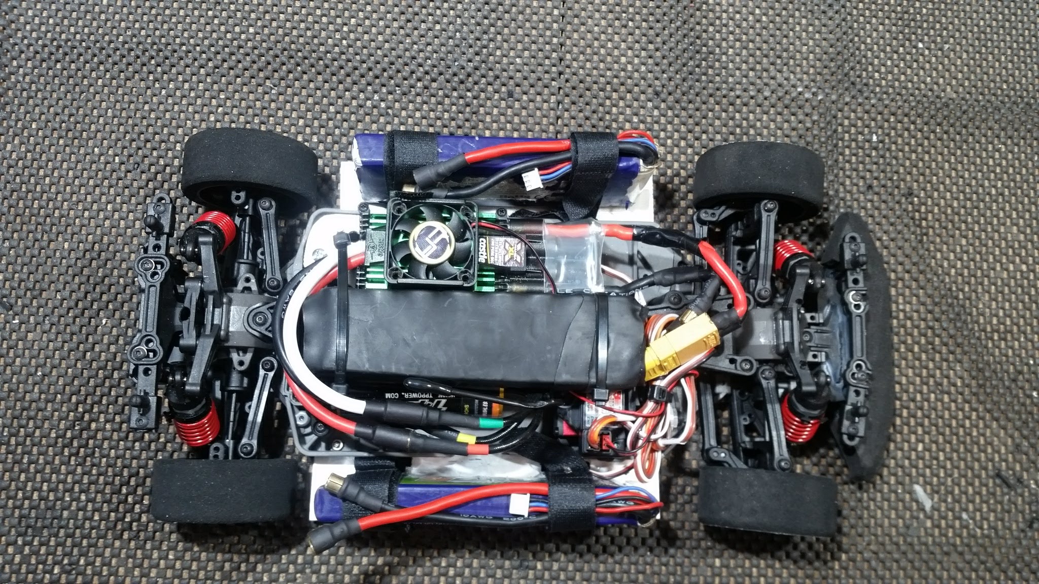 I made a large capacitor bank to manage voltage ripple under load. In this photo a pair of 2s lipo's are fitted.