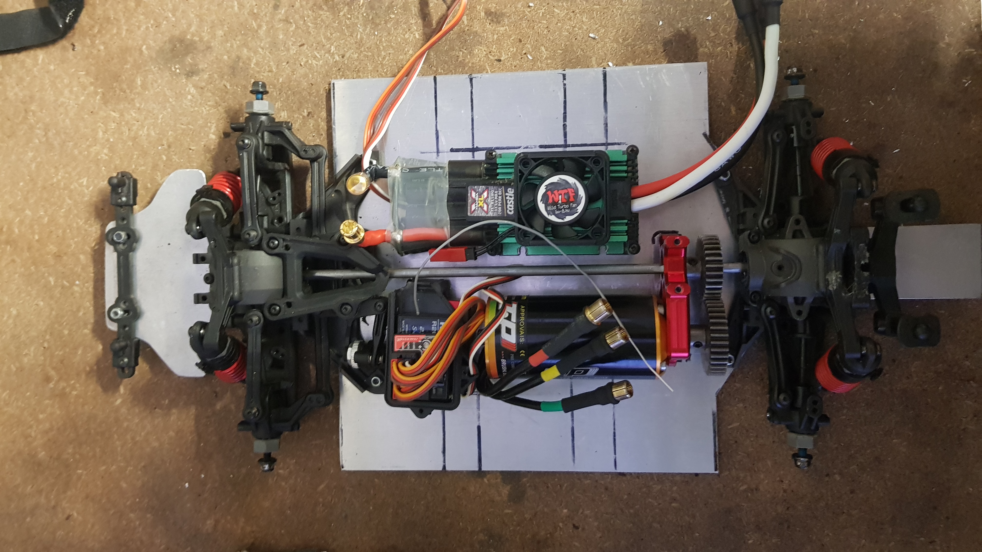 In 2020, I decided a revival was needed. The car was completely overhauled, with a custom aluminium chassis and mounts. This allowed space for the huge 4s batteries and much taller gearing.